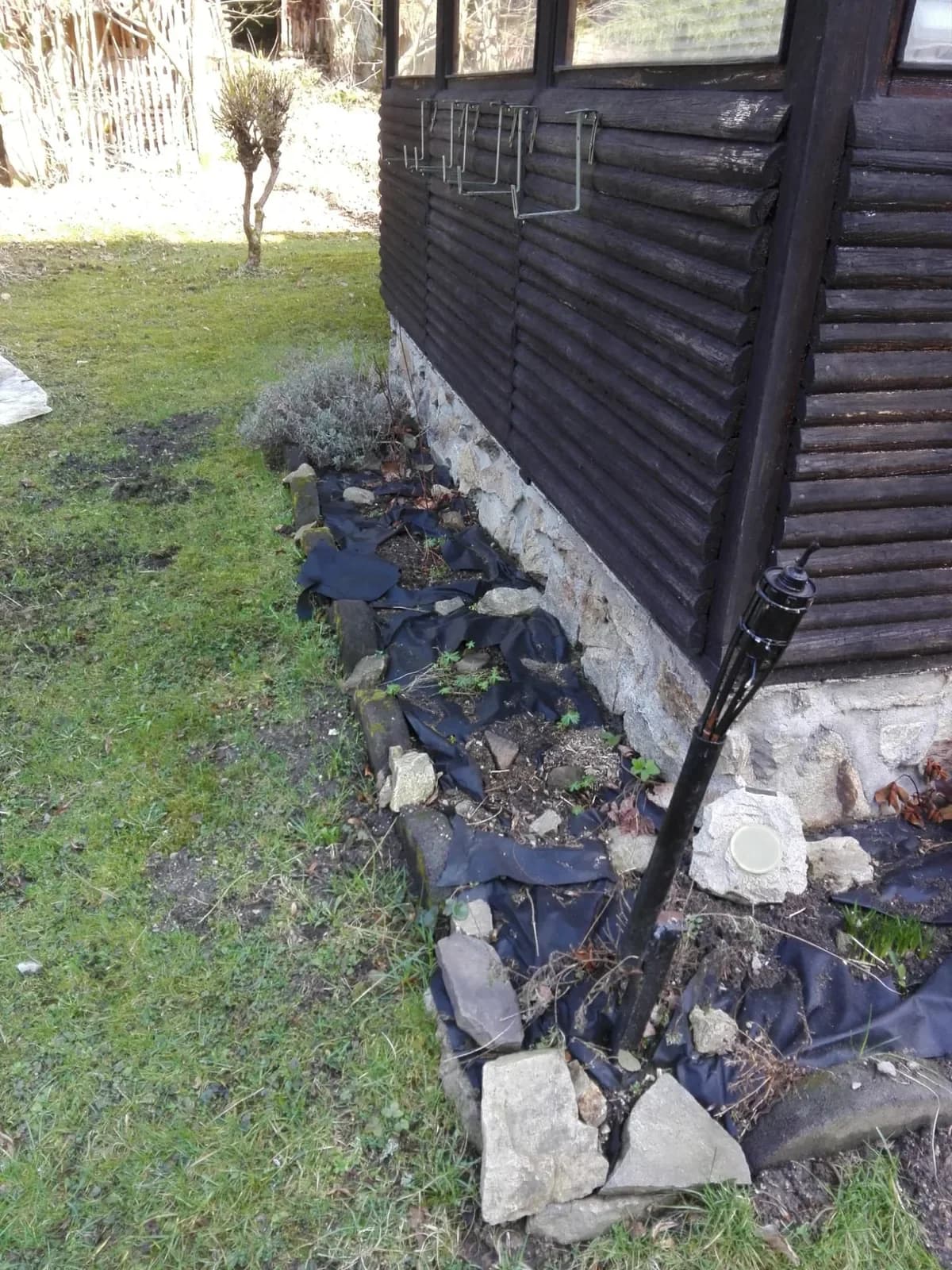 Záhon s fólií proti prorůstání trávy