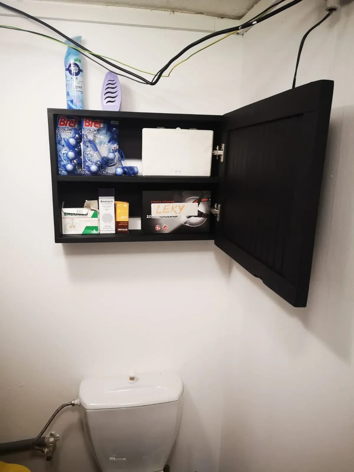 Úložná skříňka nad WC