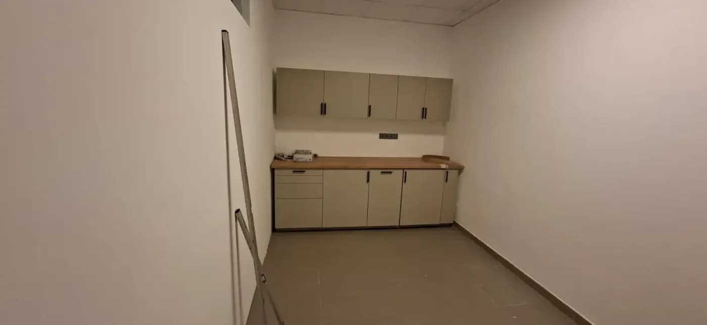 Sestavené skříňky s pracovní deskou