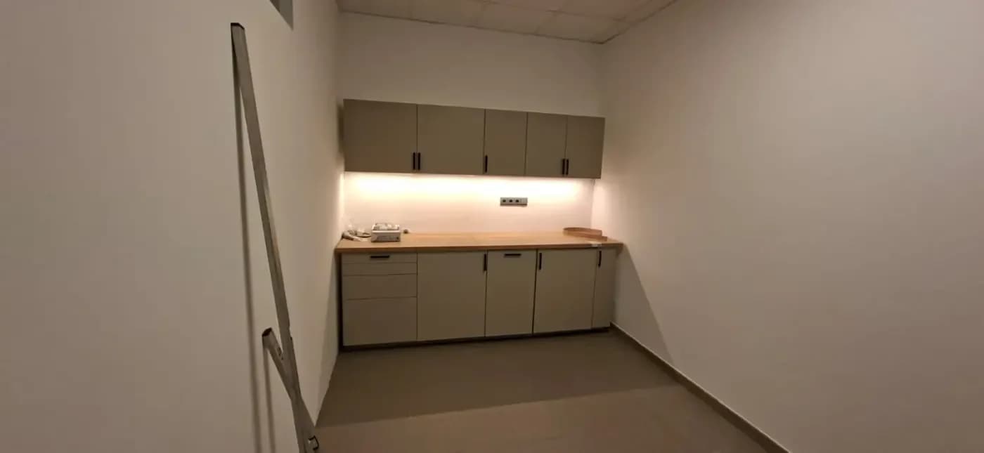 Linka s nasvícenou pracovní deskou
