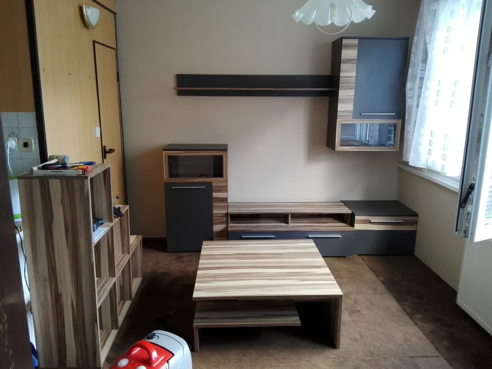 Obývací pokoj s koberecem a sestavou