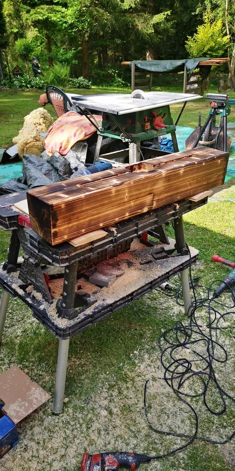 Opalování trámu pro svítidlo