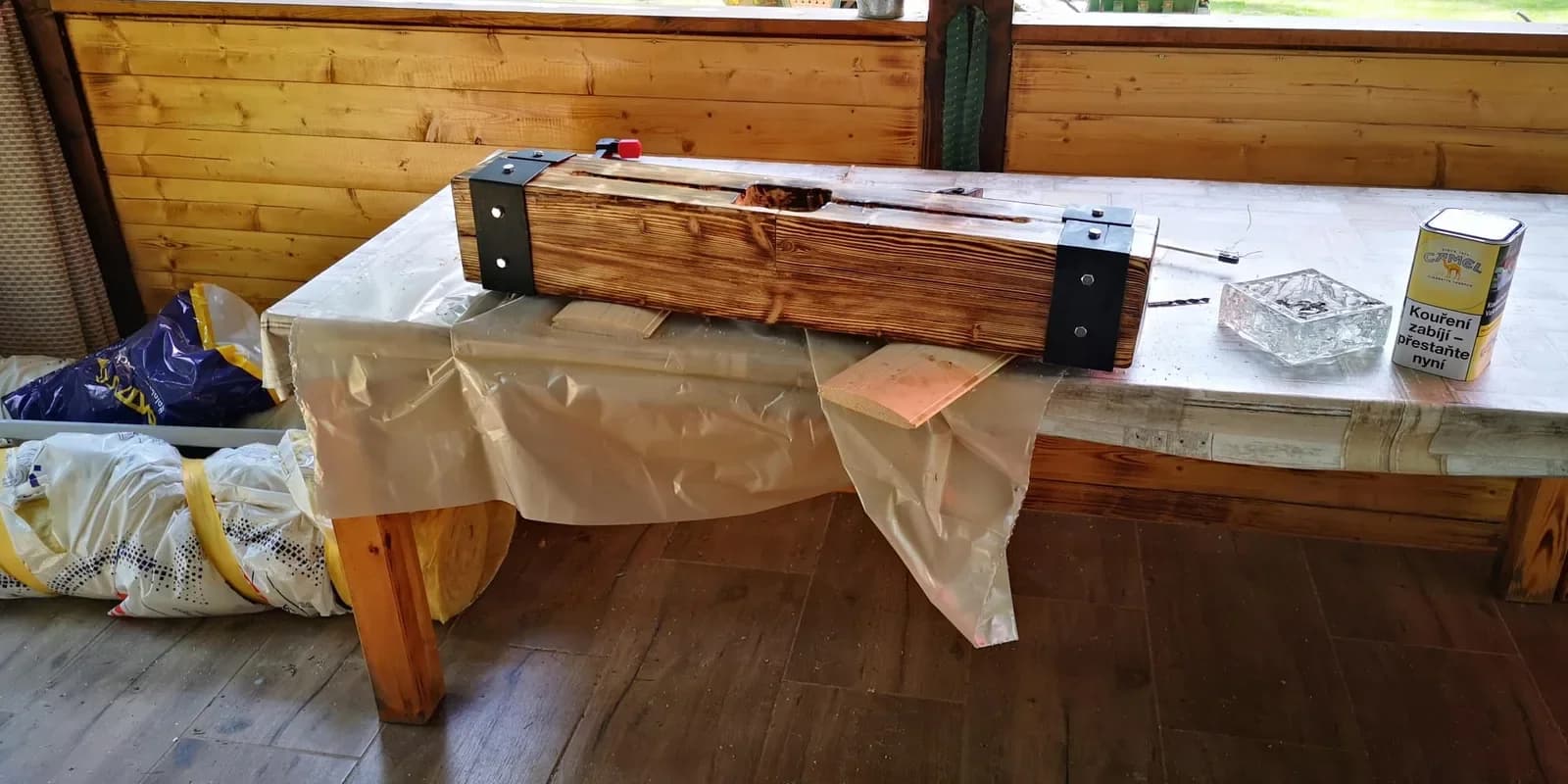 Trám s kováním před zavěšením