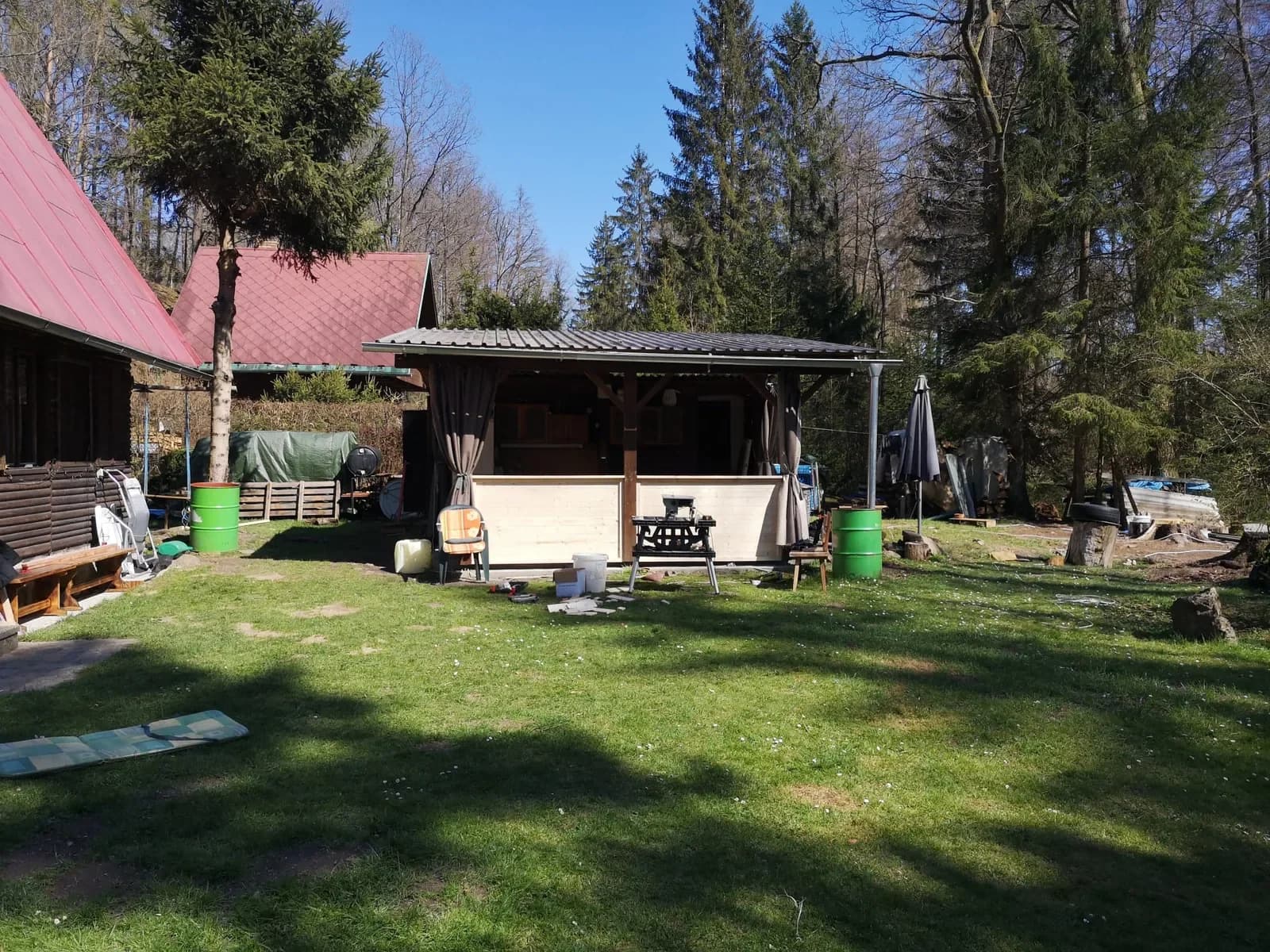 Pergola s výhledem do zahrady