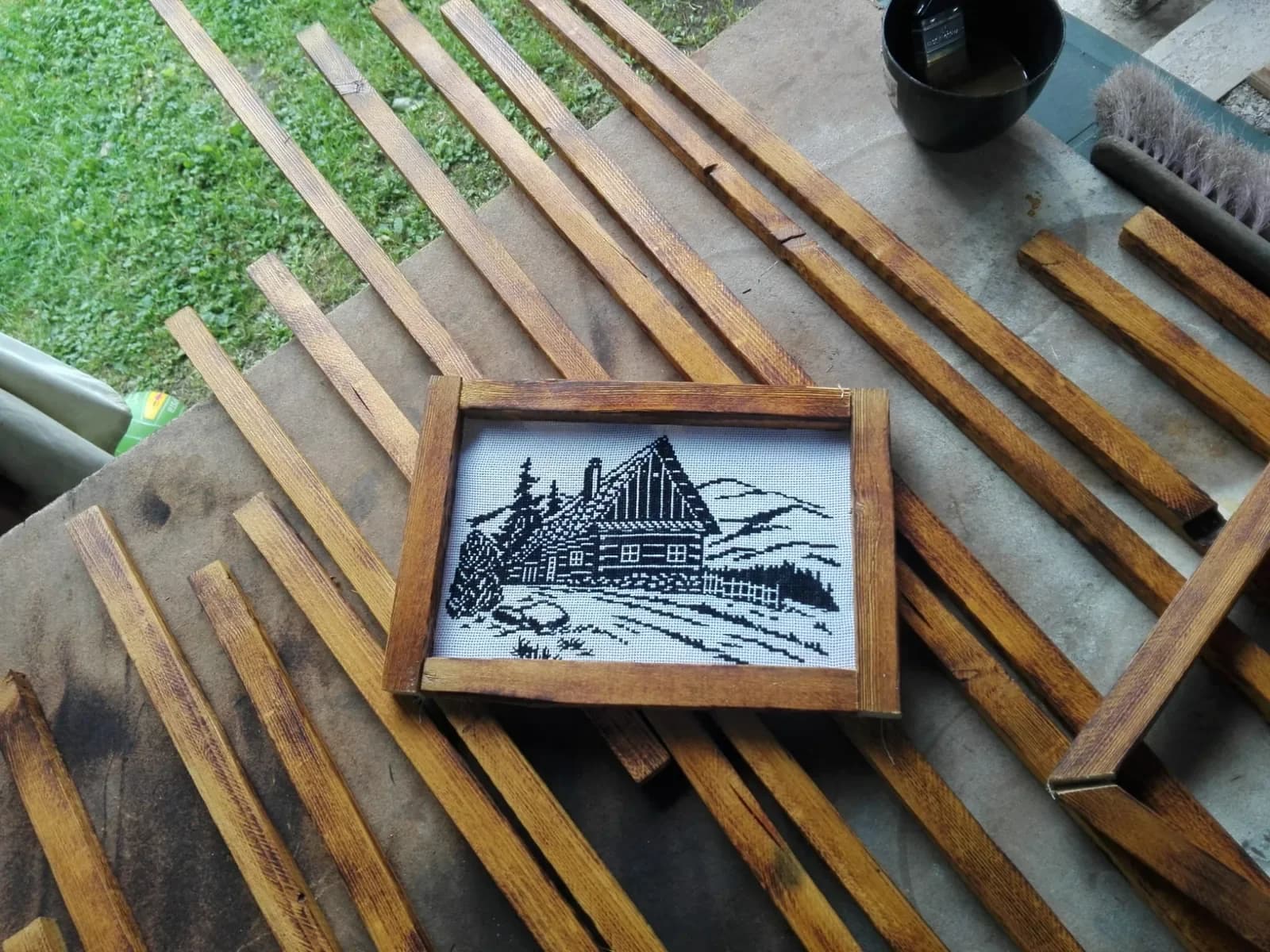 Rám s grafikou a připravené lišty