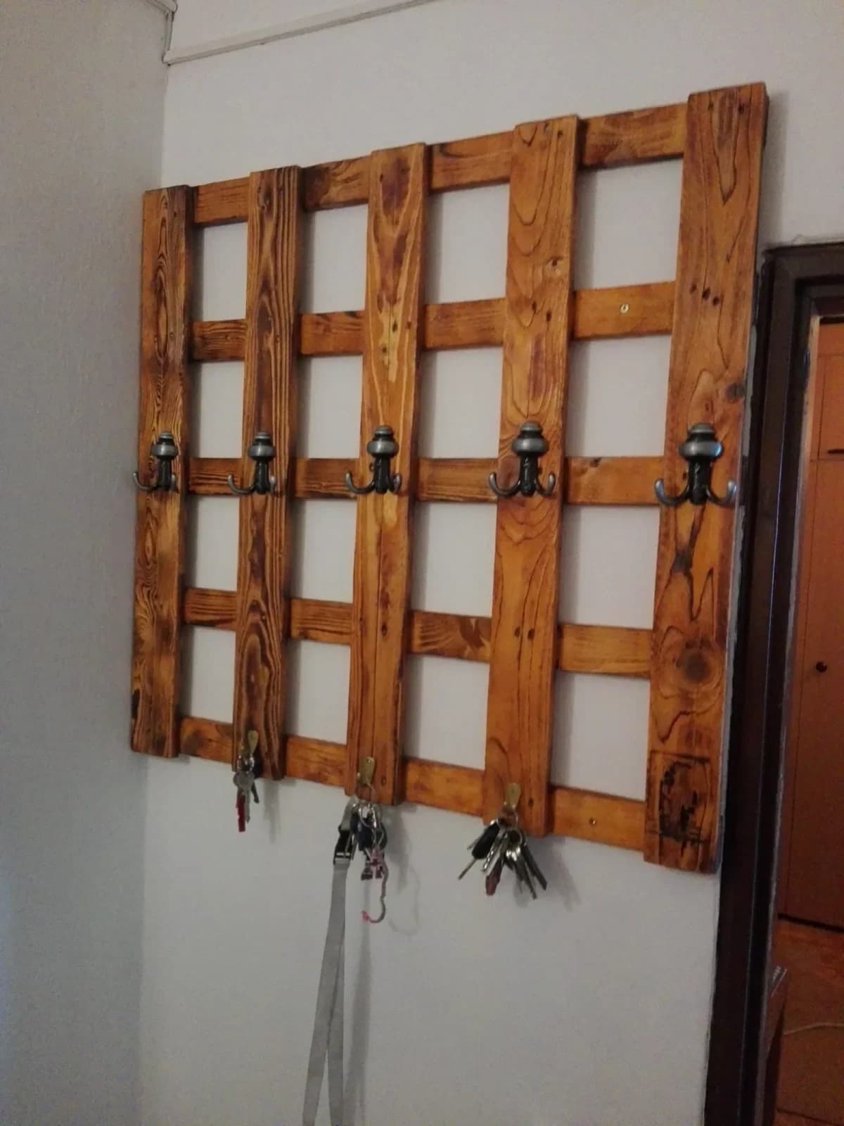 Regál s háčky ukotvený do stěny