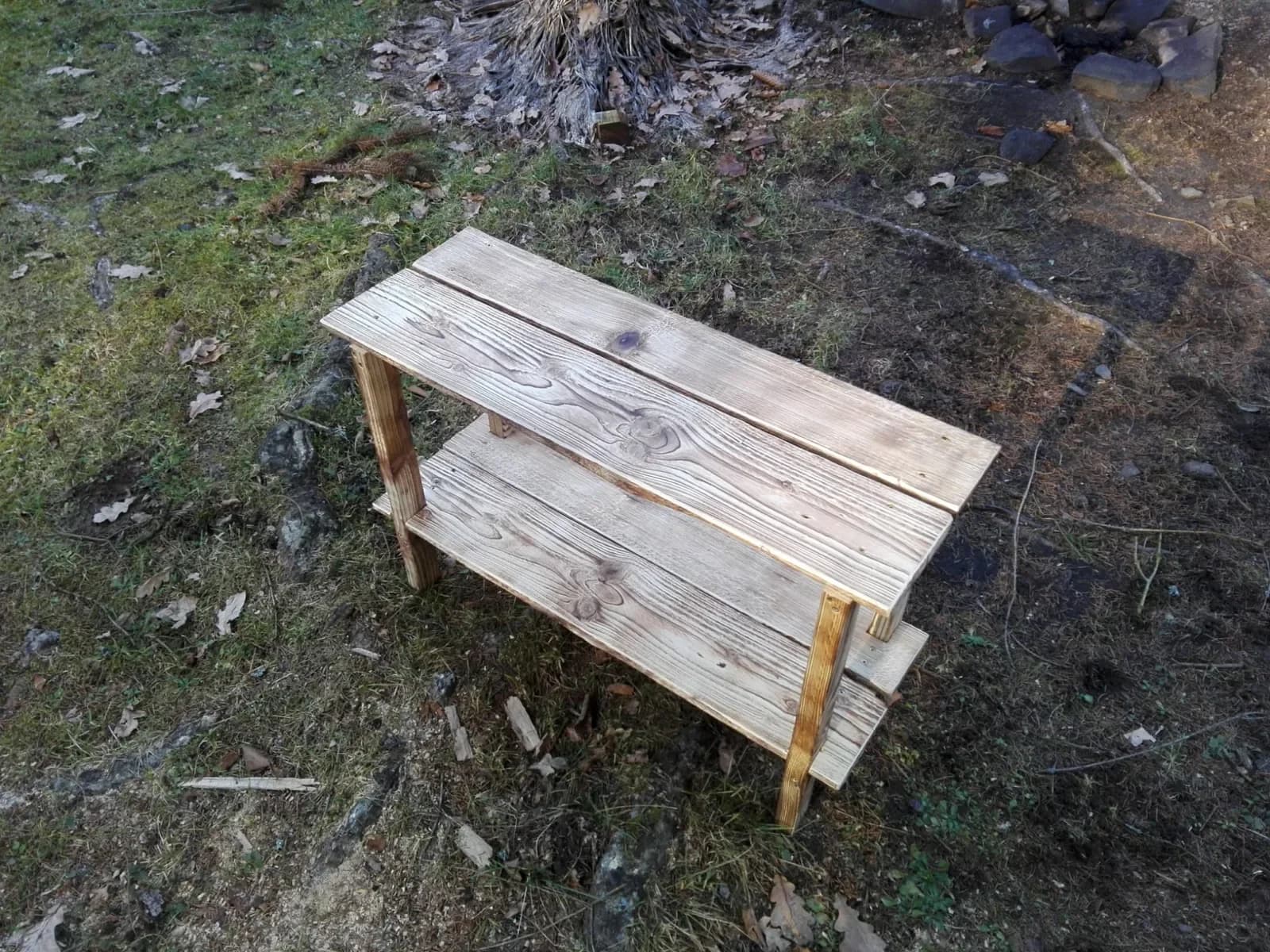 Hotová lavice z masivu