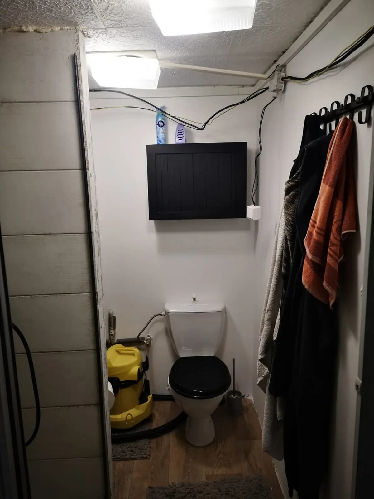 Skříňka a zrcadlo na WC