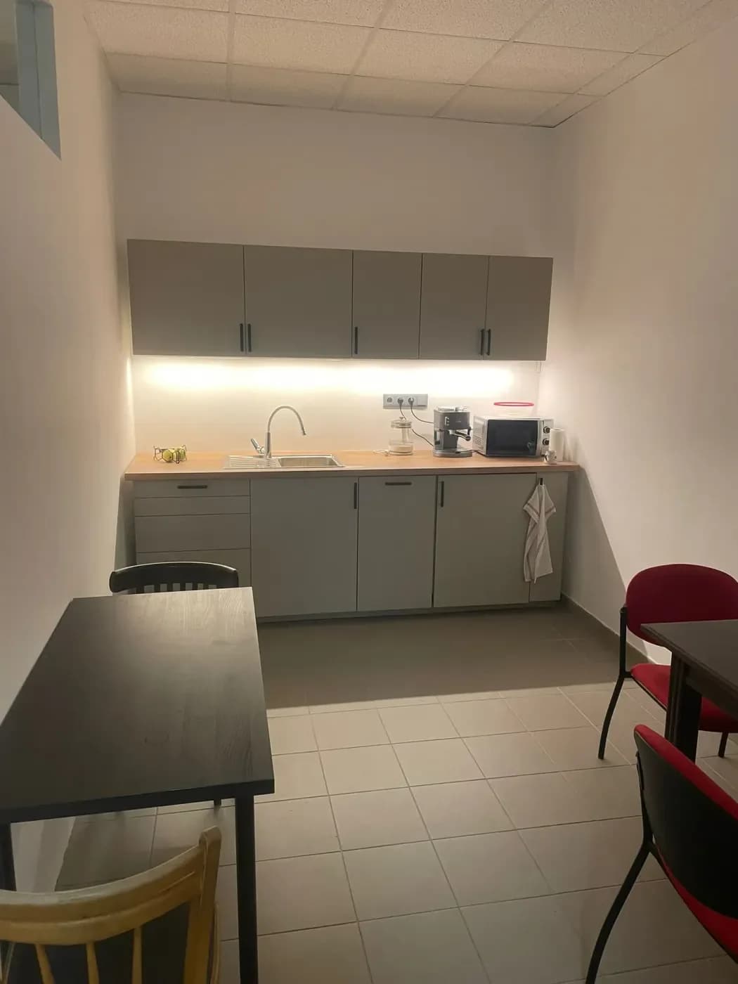 Hotová kuchyňská linka s LED osvětlením