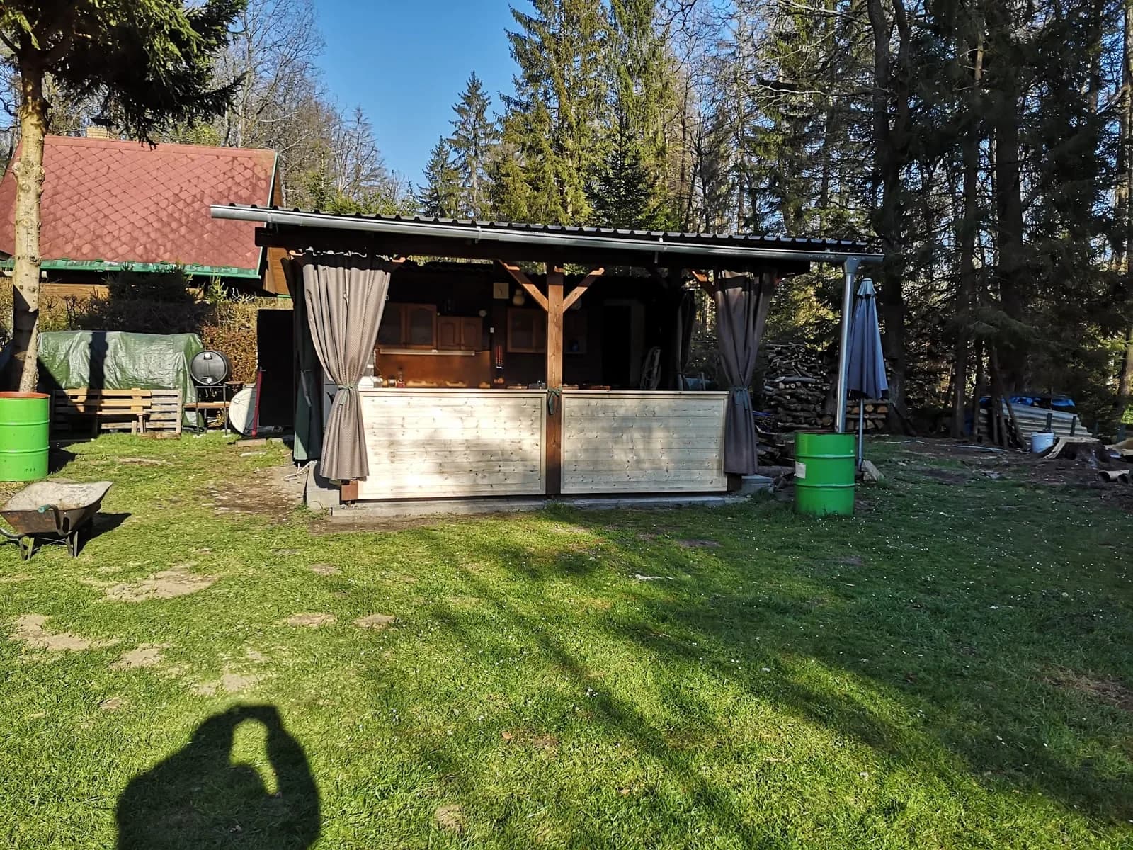 Hotová dřevěná pergola na zahradě